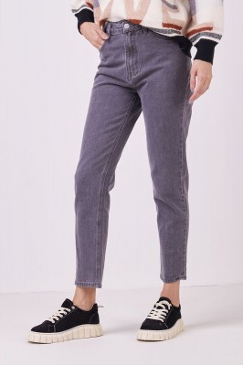 CLOTHES: Women's mon fit jeans in gray color